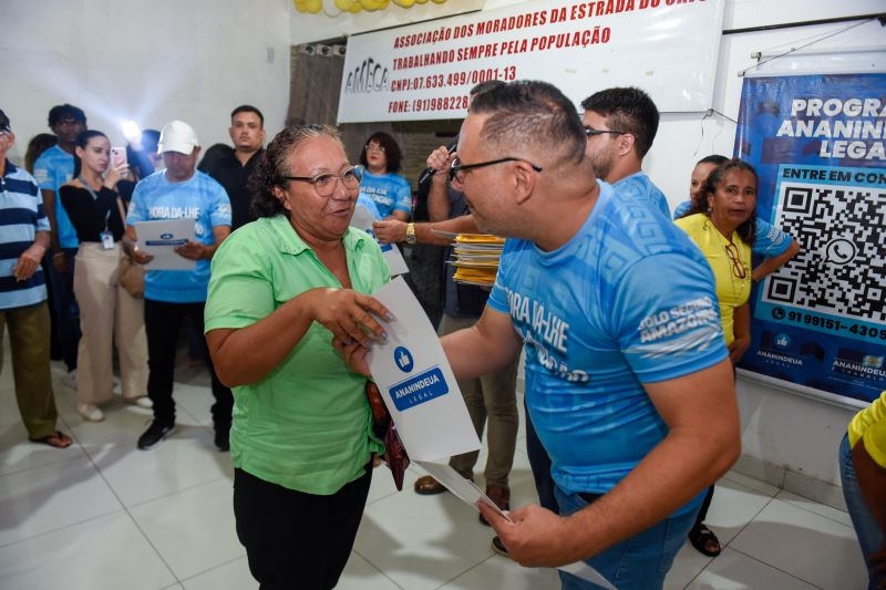Entrega de Certidões de Registro de Imóveis na Comunidade da rua Cajuí no conjunto Guajará ll