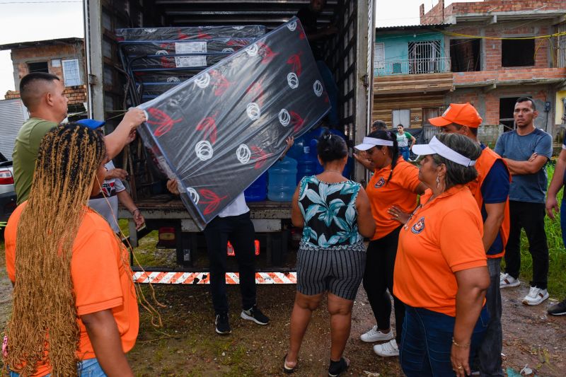 Entrega de ajuda humanitária as família afetadas pelas chuva no bairro Maguari