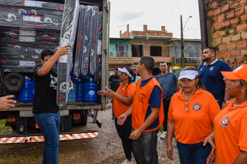 Entrega de ajuda humanitária as família afetadas pelas chuva no bairro Maguari