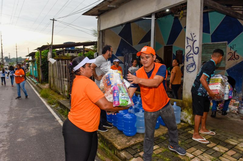 Entrega de ajuda humanitária as família afetadas pelas chuva no bairro Maguari