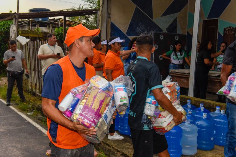 Entrega de ajuda humanitária as família afetadas pelas chuva no bairro Maguari