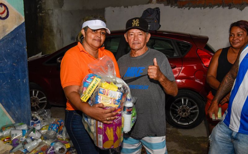 Entrega de ajuda humanitária as família afetadas pelas chuva no bairro Maguari