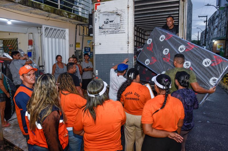 Entrega de ajuda humanitária as família afetadas pelas chuva no bairro Maguari