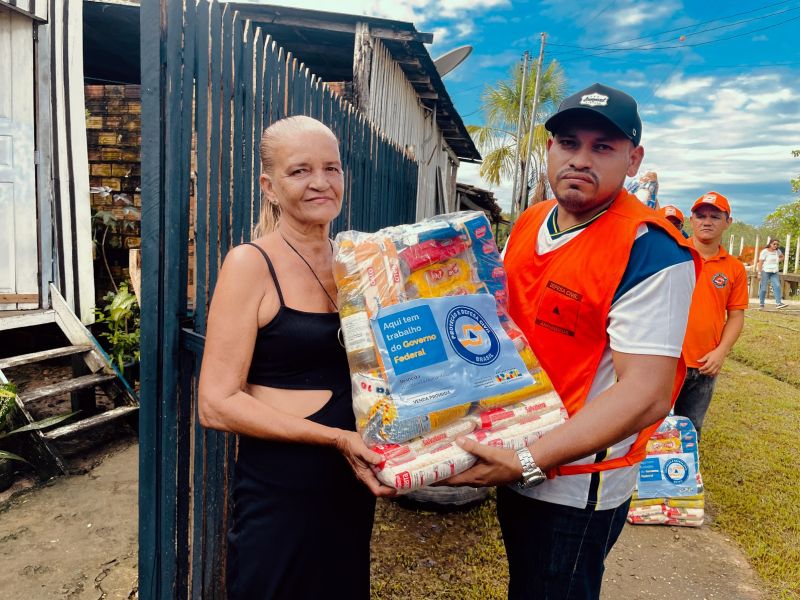 Entrega de cestas básicas e água na região das ilhas de Ananindeua
