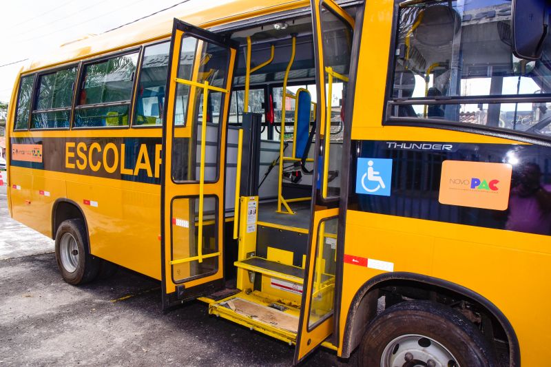 Entrega do ônibus escolar