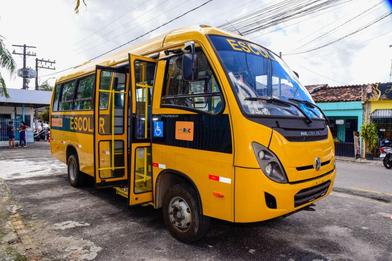 Entrega do ônibus escolar