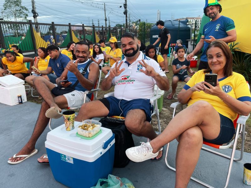 Jogo da Seleção Brasileira no telão externo do teatro municipal de Ananindeua