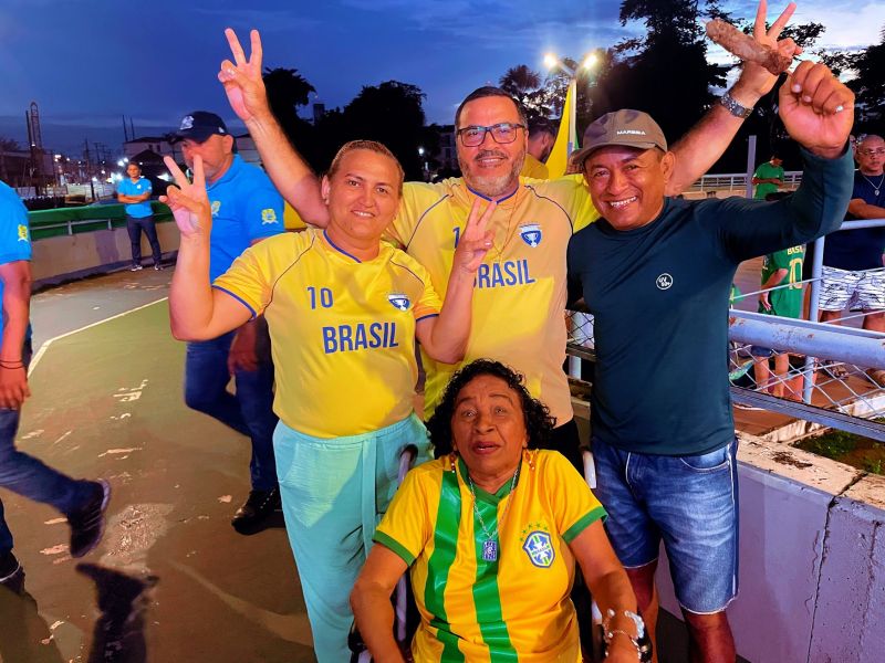 Jogo da Seleção Brasileira no telão externo do teatro municipal de Ananindeua