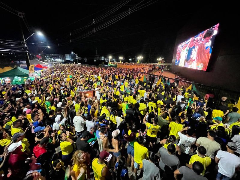 Jogo do Brasil com telão no parque Vila Maguary