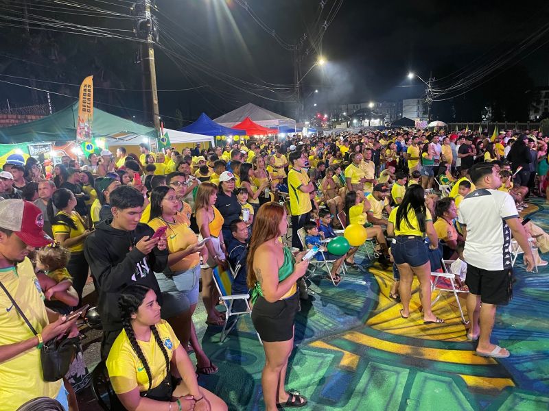 Jogo do Brasil com telão no parque Vila Maguary