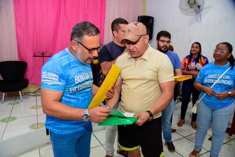 Entrega de títulos de propriedade na comunidade Vitória Régia no bairro do Coqueiro