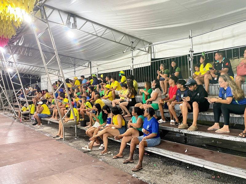 Jogo do Brasil no telão do estacionamento do Ginásio do Abacatão