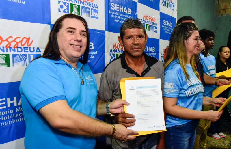 Entrega de Título de Propriedade na comunidade Orla de Cristo no bairro do Icuí
