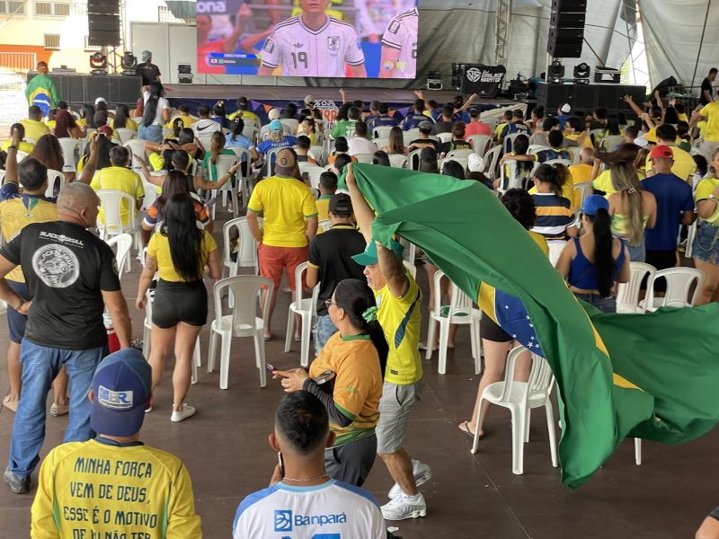Jogo do Brasil no telão do estacionamento do ginásio Abacatão