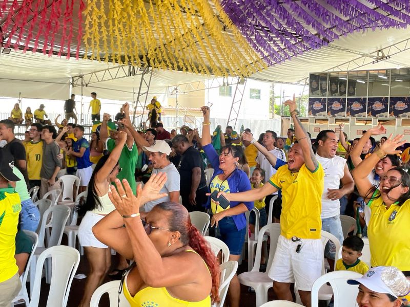 Jogo do Brasil no telão do estacionamento do ginásio Abacatão