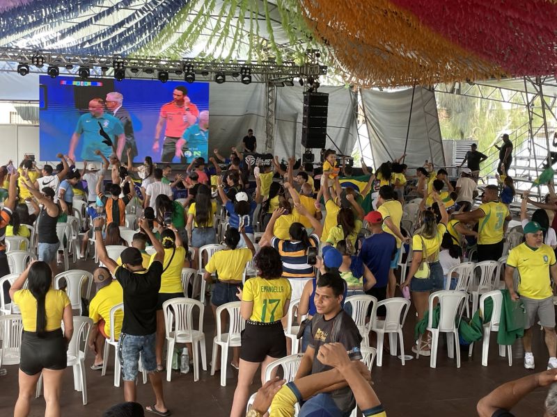 Jogo do Brasil no telão do estacionamento do ginásio Abacatão