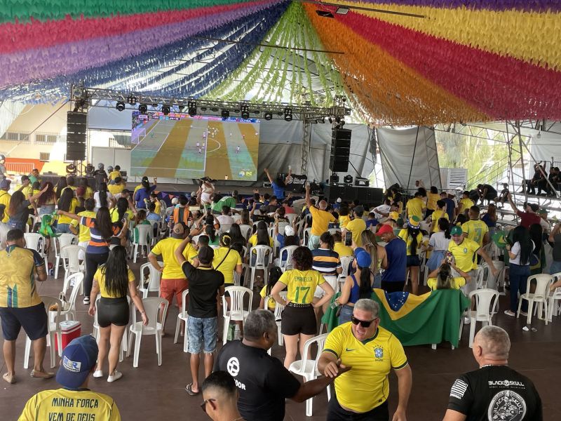 Jogo do Brasil no telão do estacionamento do ginásio Abacatão