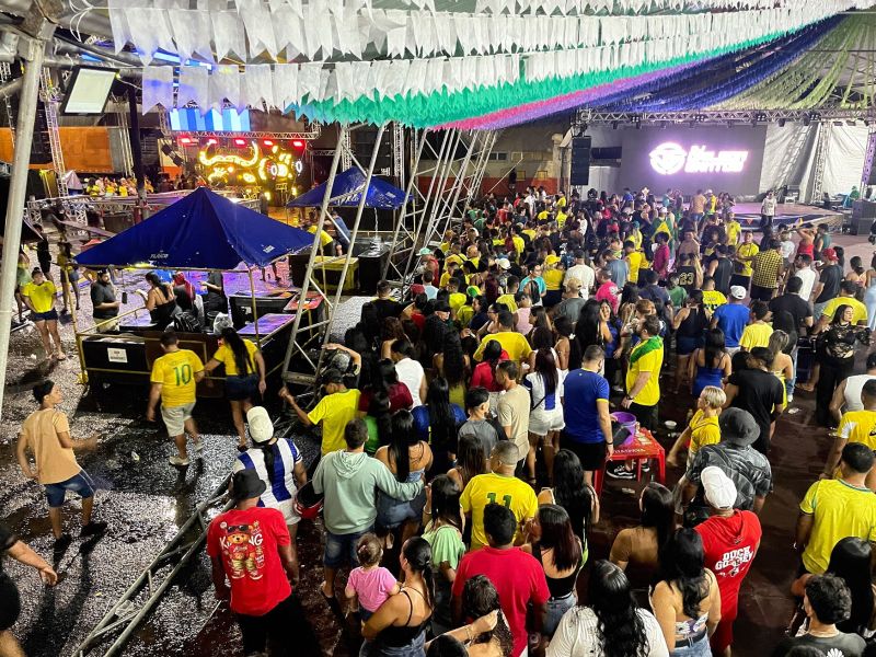 Aparelhagem Carabao no encerramento da Quadra Junina no estacionamento do Ginásio Abacatão