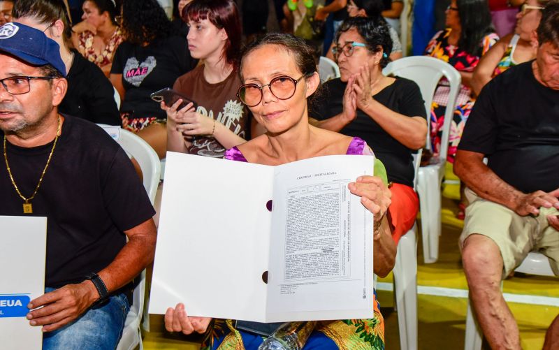 Entrega de registro de propriedade na comunidade Nova Jerusalém no Coqueiro