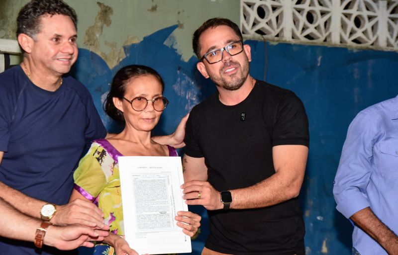 Entrega de registro de propriedade na comunidade Nova Jerusalém no Coqueiro
