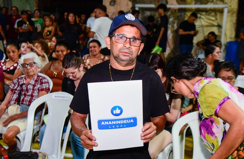 Entrega de registro de propriedade na comunidade Nova Jerusalém no Coqueiro