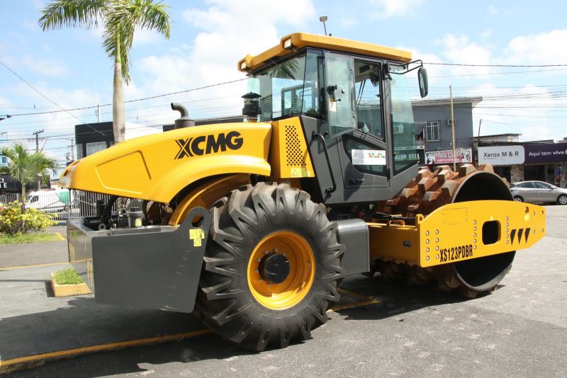 Entrega de equipamento Rolo Compactor