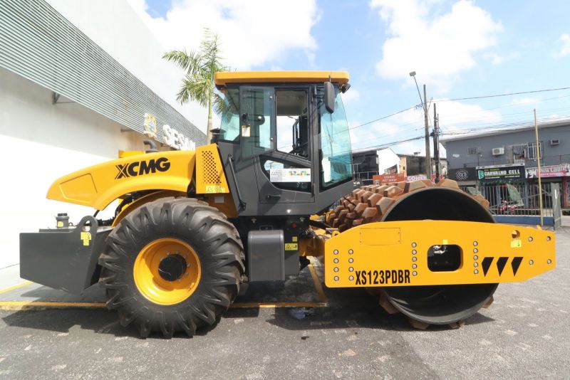 Entrega de equipamento Rolo Compactor