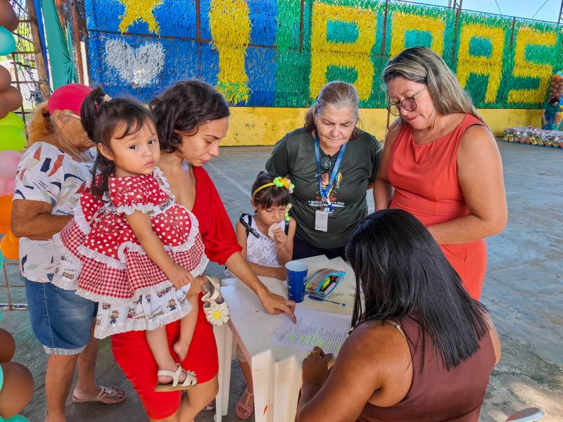 Entrega de apoio alimentar e kit escolar no CRAS 40 Horas