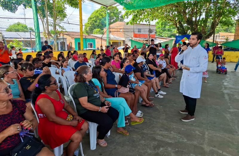 Entrega de apoio alimentar e kit escolar no CRAS 40 Horas