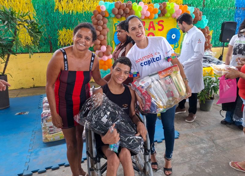 Entrega de apoio alimentar e kit escolar no CRAS 40 Horas