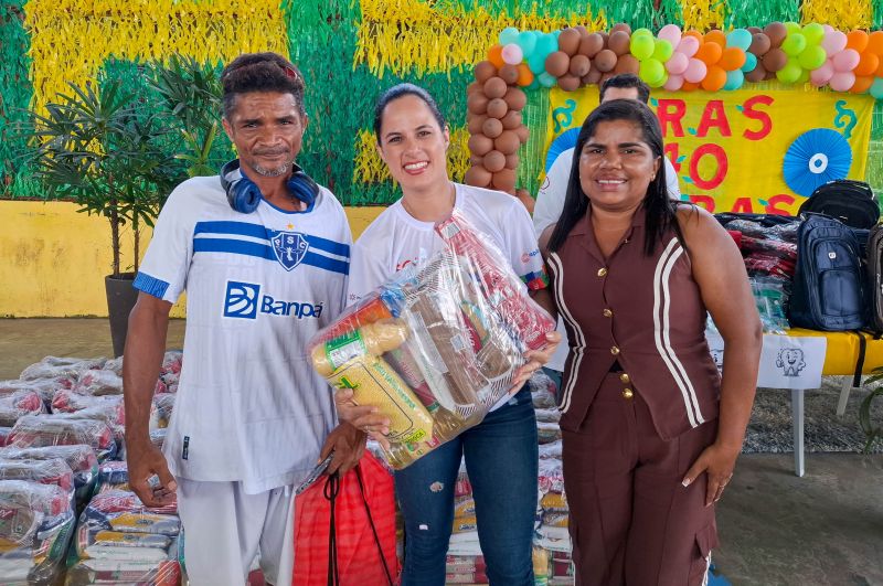 Entrega de apoio alimentar e kit escolar no CRAS 40 Horas