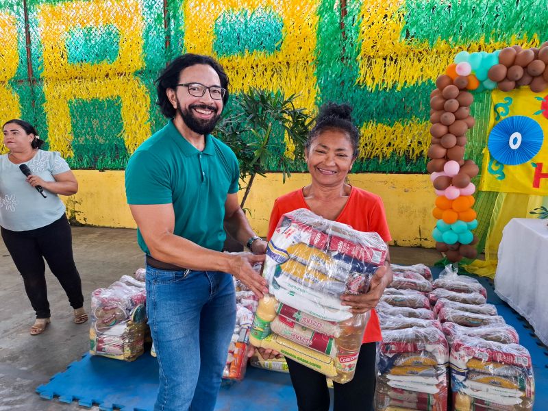 Entrega de apoio alimentar e kit escolar no CRAS 40 Horas