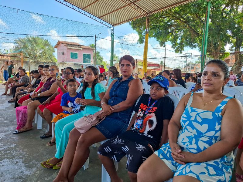 Entrega de apoio alimentar e kit escolar no CRAS 40 Horas