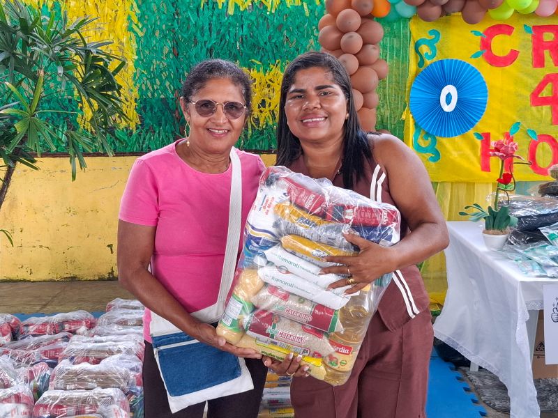 Entrega de apoio alimentar e kit escolar no CRAS 40 Horas