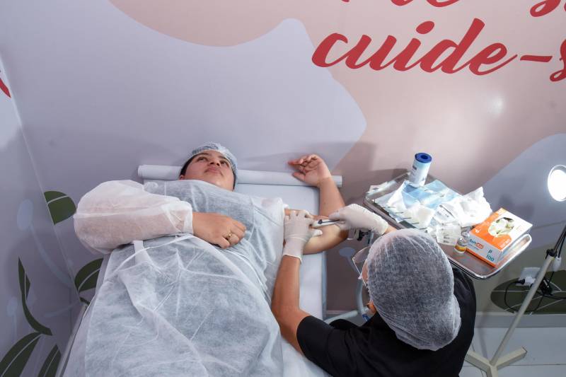 Hadassa recebendo o implante contraceptivo.