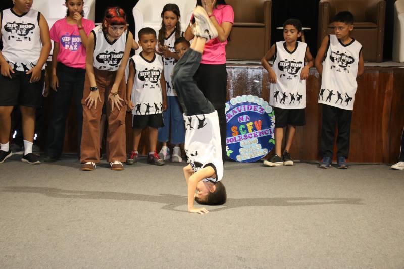 Apresentação de break dance.
