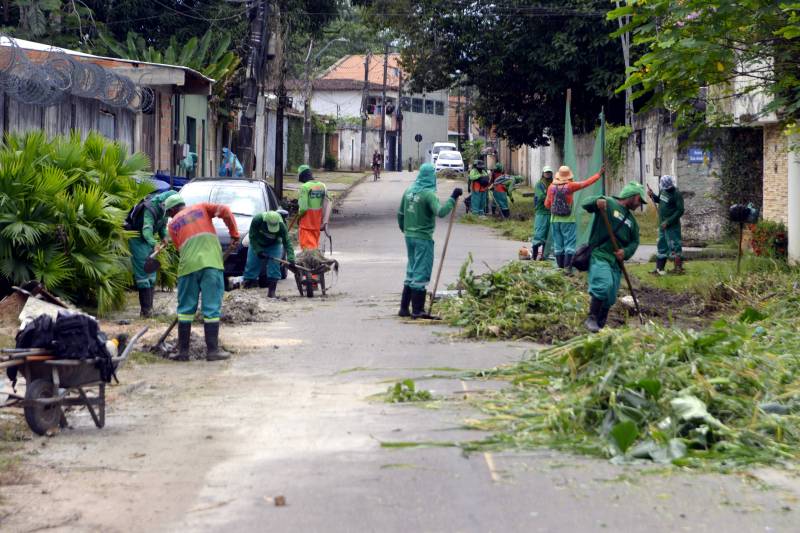 Roçagem e capinação nas ruas do Levilândia. 