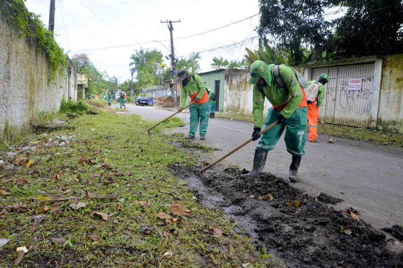 Desobstrução de valas.