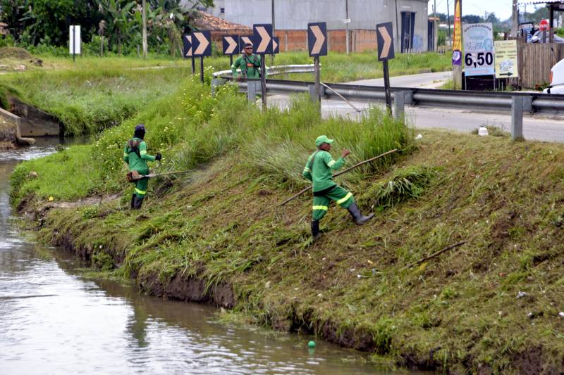 Equipes da Seurb realizando a roçagem do canal.