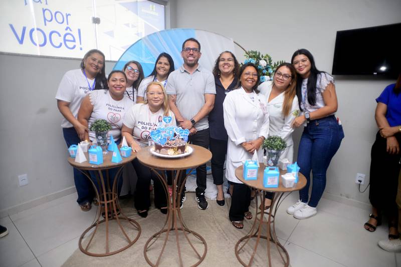 Prefeitura,  Dr. Hugo Atayde com com os servidores da Policlínica. 