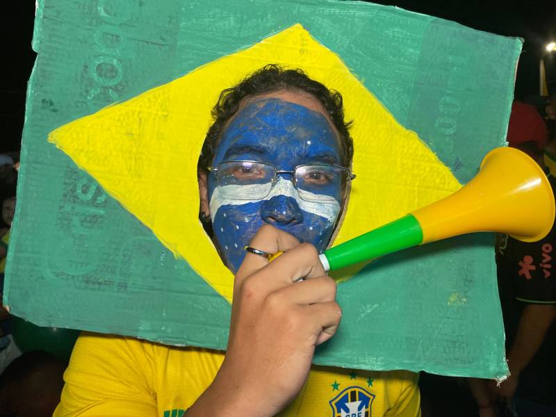 Brasileiro caracterizado de bandeira nacional.