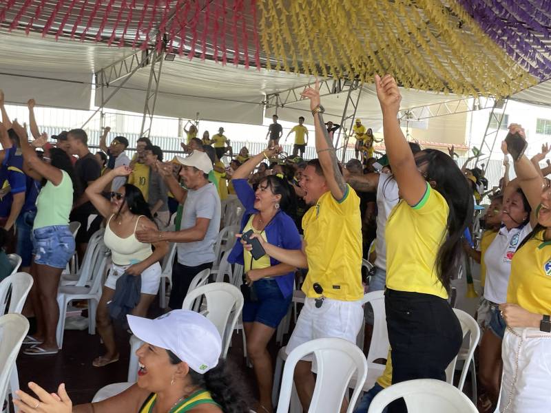 Famílias e amigos se reuniram nos Telões da Copa promovidos pela Prefeitura de Ananindeua, transformando a transmissão da partida em um grande momento de confraternização e alegria.