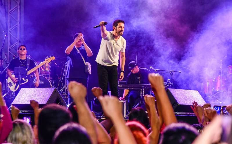     O cantor católico Tony Allysson fez o público cantar junto ao som de “Soberano”, “Queima de Novo” e outros sucessos.