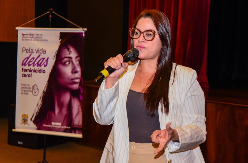 A secretária municipal da Mulher, Andreza Miranda, participou do encontro e reforçou a importância da integração entre os órgãos da rede de proteção para garantir acolhimento, informação e segurança às mulheres.