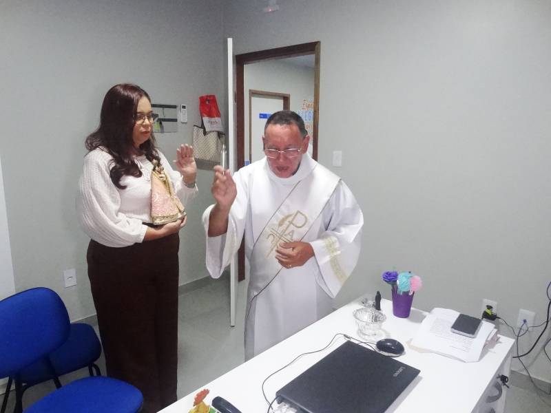 Diácono Ronaldo visitou as instalações da clínica dando a unção. 