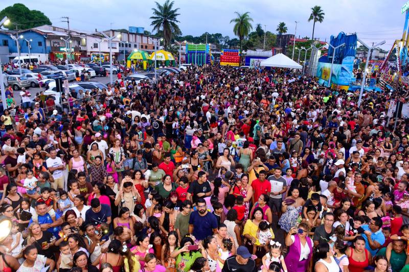 Multidão lota Vila Maguary na festa do Dia das Crianças.