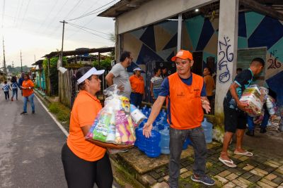 Galeria: Entrega de ajuda humanitária as família afetadas pelas chuva no bairro Maguari