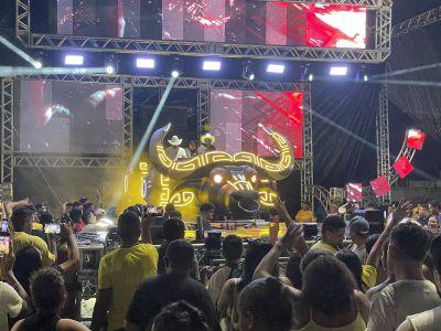 Galeria: Aparelhagem Carabao no encerramento da Quadra Junina no estacionamento do Ginásio Abacatão