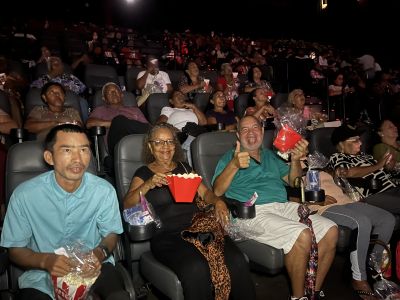 notícia: Idosos acompanhados pela SEMCAT vivem manhã especial no cinema