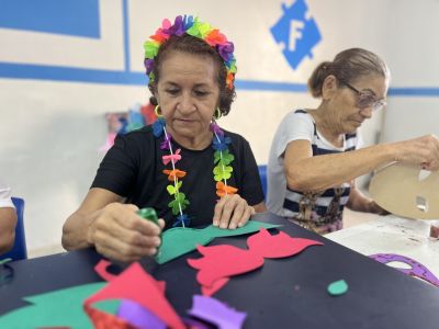 notícia: Oficina de máscaras carnavalescas fortalece vínculos e promove bem-estar entre idosos do CRAS